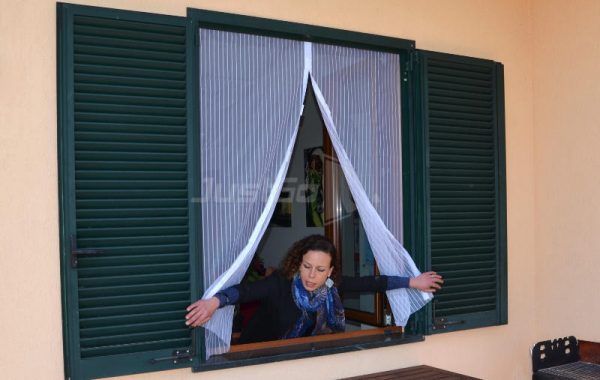Zanzariera magnetica montata bianca per porta finestra