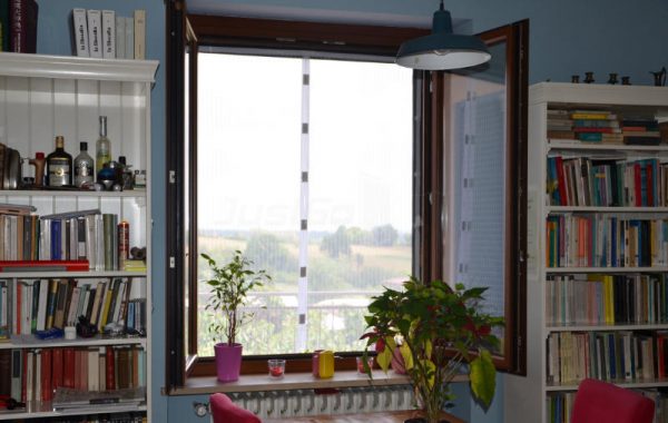 Zanzariera magnetica montata bianca per porta finestra